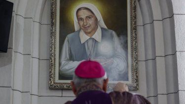 Raúl Biord Castillo, arzobispo de la Arquidiócesis de Caracas, posa frente a una pintura que representa a la monja Carmen Elena Rendiles Martínez en Caracas el 31 de marzo de 2025. El papa Francisco aprobó la canonización de Carmen Elena Rendiles Martínez, convirtiéndose en la segunda santa venezolana tras la canonización del doctor José Gregorio Hernández, anunciada en febrero pasado. 