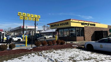 La presencia policial en un Waffle House de Indianápolis donde ocurrió un tiroteo.