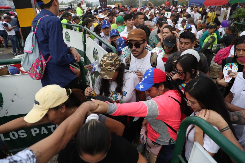 Cientos de personas comienzan a llegar para asistir al concierto&nbsp;Venezuela&nbsp;Aid Live este viernes, en Cúcuta (Colombia). En total serán 32 artistas quienes participarán del concierto que busca recaudar hasta 100 millones de dólares en 60 días.