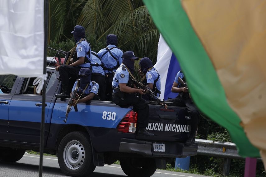 Agentes de la Policía del régimen de Daniel Ortega son vistos en Masaya, Nicaragua.