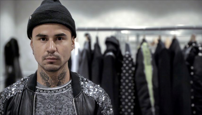 El diseñador colombiano Christian Colorado en una escena del documental sobre su vida y trayectoria.&nbsp;