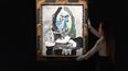 Un miembro del personal cuelga una pintura realizada en 1967 por el artista español Pablo Picasso, llamada Mousquetaire a la pipe (Mosquetero con una pipa) que se estima entre $6,000,000 y 8,000,000, durante una rueda de prensa en la casa de subastas de Sothebys el 25 de abril. 2022 en Londres, Inglaterra. &nbsp;