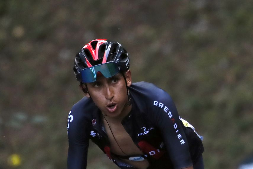 Egan Bernal asciende al puerto de Grand Colombier durante la 15ta etapa del Tour de Francia, el domingo 13 de septiembre de 2020
