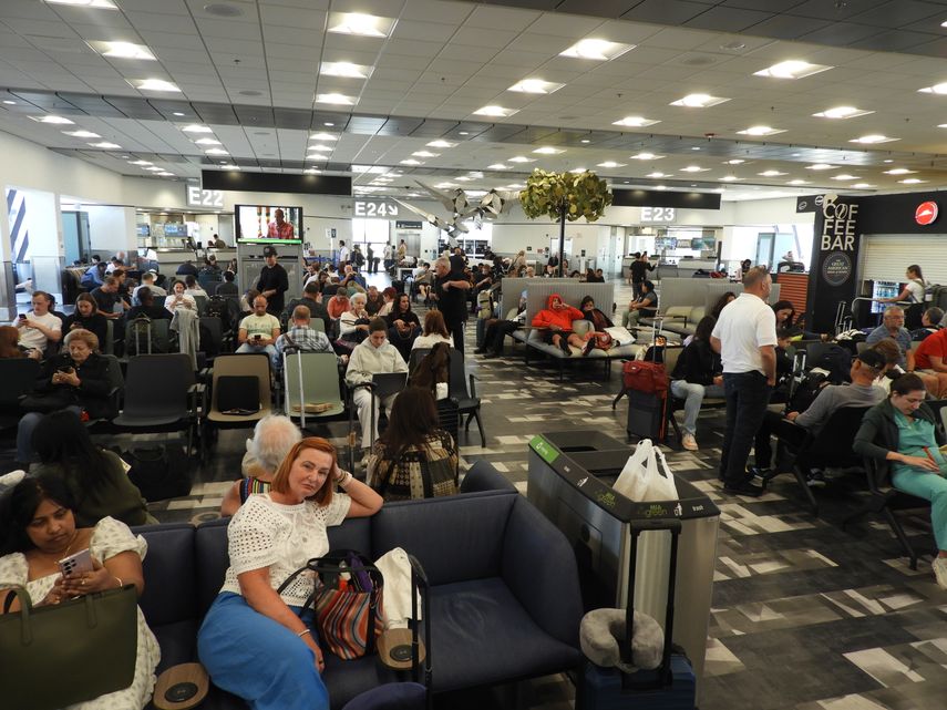Pasajeros esperan su vuelo en la remodelada Sala E.&nbsp;&nbsp;
