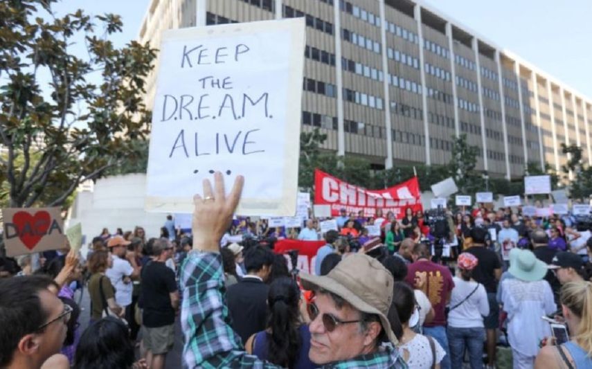 Tanto la demanda de Nueva York como la de San Francisco sostienen que la decisión de Trump de revocar DACA viola la ley federal de procedimientos administrativos.