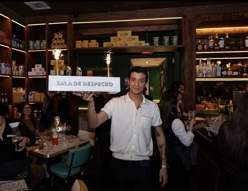Un camarero lleva una orden especial.&nbsp;