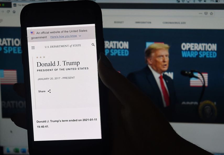 Esta imagen muestra una captura de pantalla del Departamento de Estado que dice que la presidencia de Donald Trump termina el 2021-01-11 que se muestra en un teléfono inteligente con el sitio web oficial de la Casa Blanca al fondo en Arlington, Virginia, el 11 de enero de 2021.
