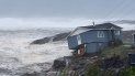En esta imagen proporcionada por Wreckhouse Press, una casa se ve azotada por el viento de la tormenta Fiona en Port aux Basques, Terranova y Labrador, el sábado 24 de septiembre de 2022. La casa terminó perdida en el mar. 