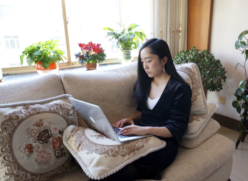 En esta imagen, tomada el 12 de febrero de 2020 por Maggie Zhang, Zhang usa una computadora port&aacute;til en la casa de sus padres en Zhangye, una ciudad de la provincia noroccidental de Gansu.&nbsp;