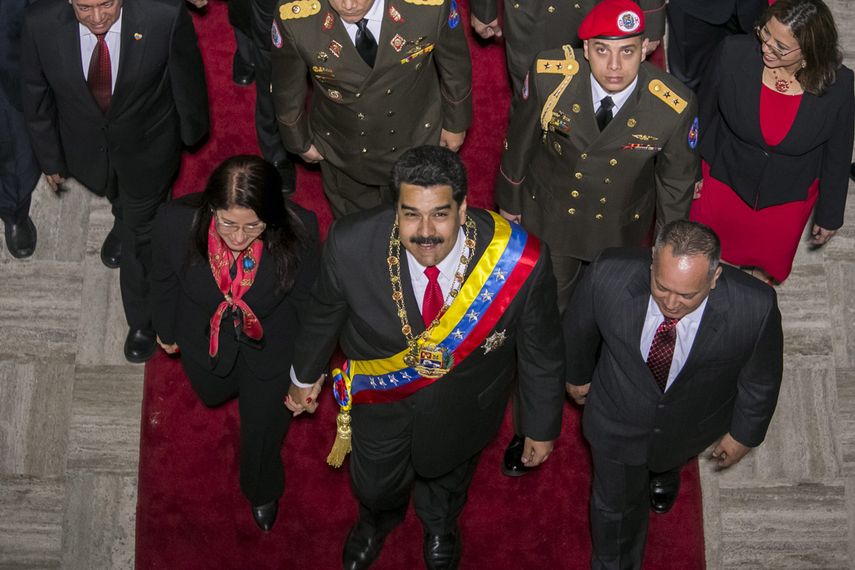El presidente de Venezuela, Nicolás Maduro (c), a su llegada en compañía de su esposa, Cilia Flores (i), previo a la segunda sesión anual de Memoria y Cuenta ante la Asamblea Nacional el pasado, 21 de enero de 2015, en Caracas. (EFE)