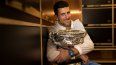 El serbio Novak Djokovic posa con su trofeo del Abierto de Australia 2023