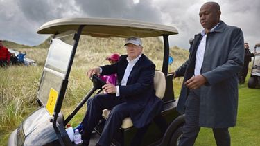 El presidente Donald Trump es visto en su campo de golf en Palm Beach en los días finales de 2017.
