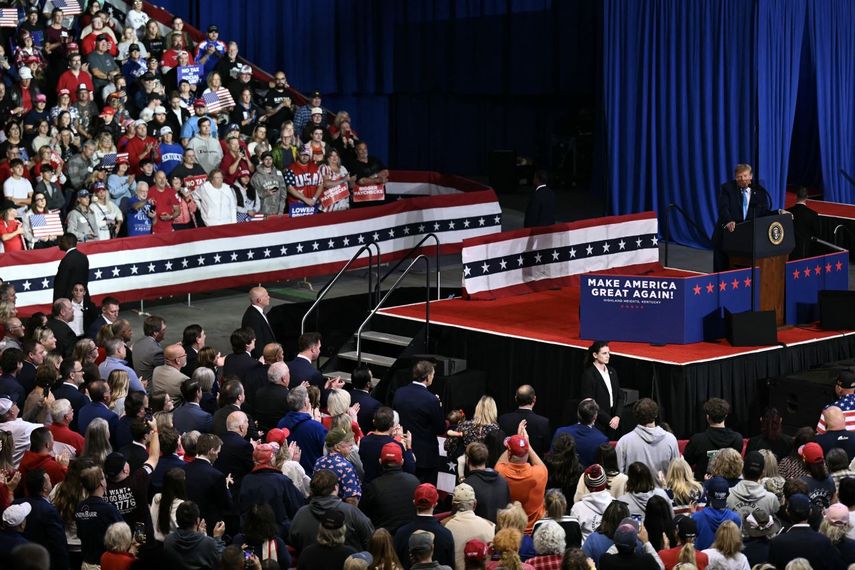 El presidente Donald Trump habla en un mitin de campaña de mitad de mandato en el Truist Arena en Highland Heights, Kentucky, el 17 de octubre de 2026.