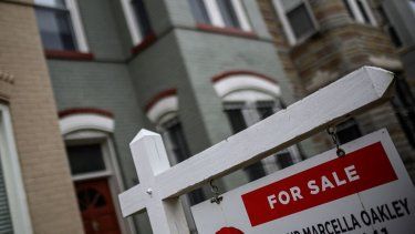 Letrero anuncia venta de apartamentos nuevos.