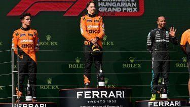 El australiano de McLaren, Oscar Piastri, celebra en el podio con su compañero Lando Norris, quien fue segundo, seguido de Lewis Hamilton con Mercedes, quien fue tercero, en el Gran Premio de Hungría el domingo 21 de julio del 2024.