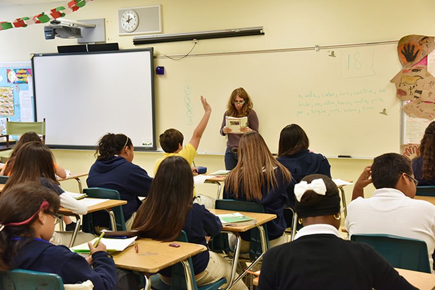 Alumnos prestan atención a la profesora en un aula de la escuela Coral Way Bilingual K-8 Center. (GISELLE SANTALUCCI)