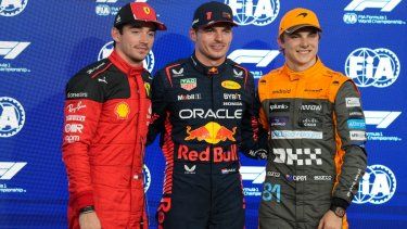 Charles Leclerc de Ferrari, Max Verstappen de Red Bull, quien se quedó con la primera posición en la parrilla para el Gran Premio de Abu Dabi el domingo, y Oscar Piastri de McLaren posan tras la calificación, el sábado 25 de noviembre del 2023.