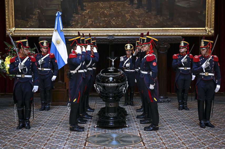 Guardias de honor hacen un saludo ante el ataúd que contiene los restos del expresidente argentino, Fernando de la Rúa, durante la capilla ardiente instalada en la sede del Congreso.