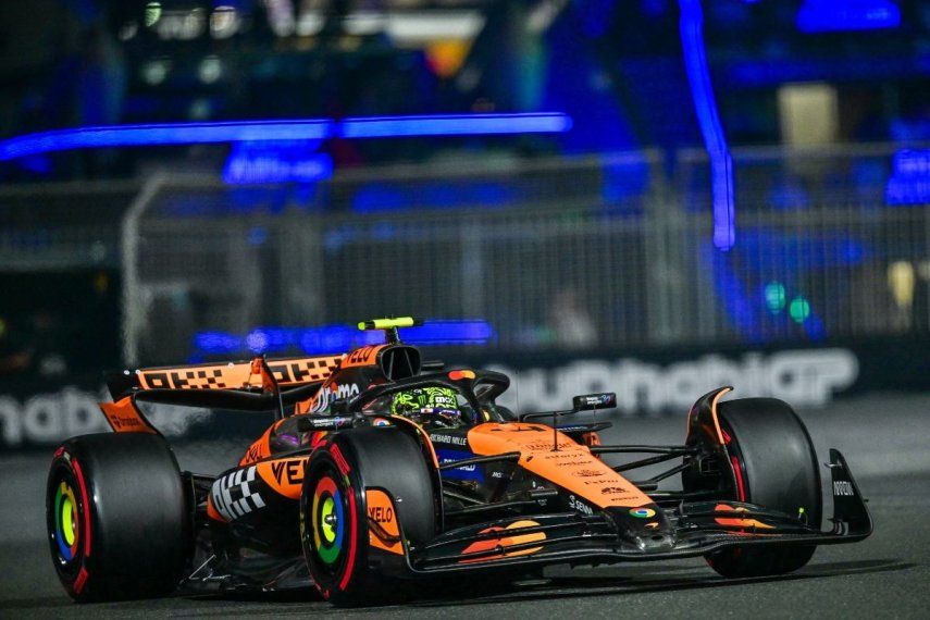 El piloto británico de McLaren, Lando Norris, maneja durante la sesión de calificación para el Gran Premio de Abu Dabi, el 7 de diciembre de 2024.