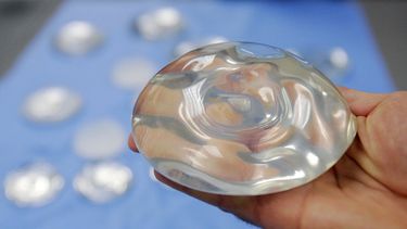 Un implante de seno de gel de silicona en Irving, Texas.
