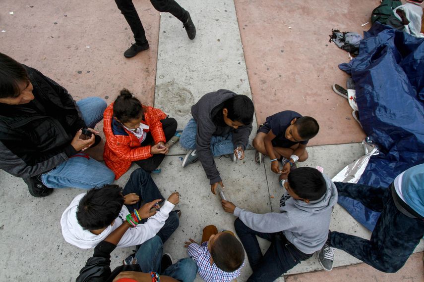 &nbsp;Hijos de varios miembros de la&nbsp;caravana&nbsp;de migrantes centroamericanos juegan en un predio de la ciudad de El Chaparral, en la ciudad fronteriza de Tijuana (México).