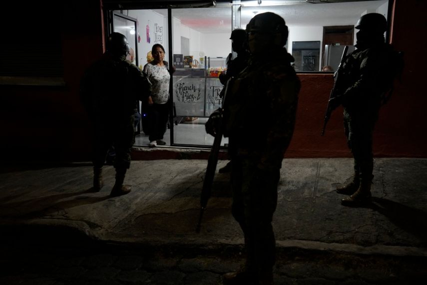 Militares patrullan por una calle ante los cortes de energía dispuestos debido a la falta de lluvias que afecta a una de las mayores plantas hidroeléctricas del país, en Quito, Ecuador, el miércoles 18 de septiembre de 2024.