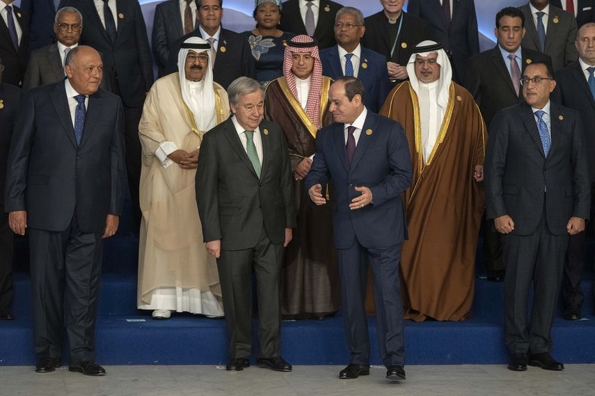El presidente de Egipto, Abdul Fatá El Sisi, en el centro a la derecha, junto al secretario general de Naciones Unidas, António Guterres, en el centro a la izquierda, se marchan tras una foto de grupo en la cumbre climática COP27 de la ONU en Sharm el Sheij, Egipto, el lunes 7 de noviembre de 2022.&nbsp;