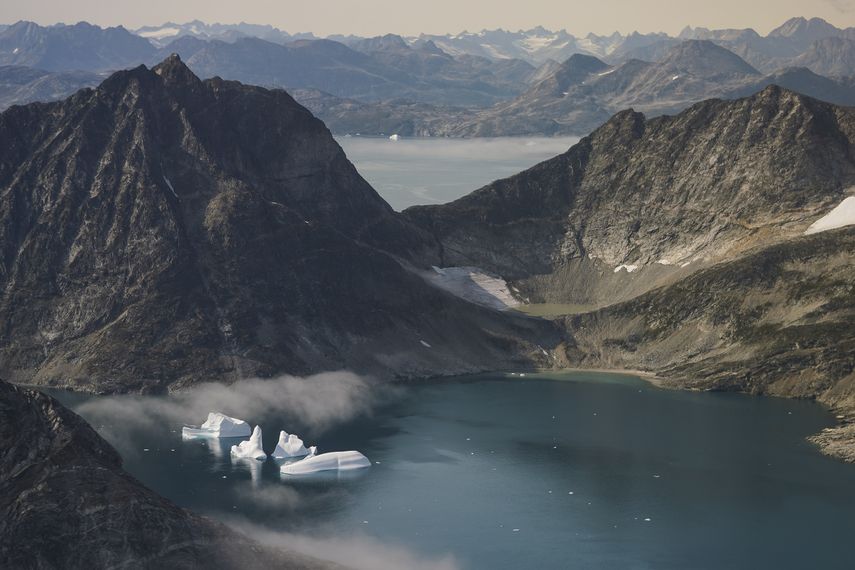 En esta fotografía del miércoles 14 de agosto de 2019, varios témpanos de hielo son fotografiados dese la ventana de un avión con científicos de la NASA que se dirigen a una misión para rastrear el derretimiento del hielo en el este de Groenlandia.&nbsp;