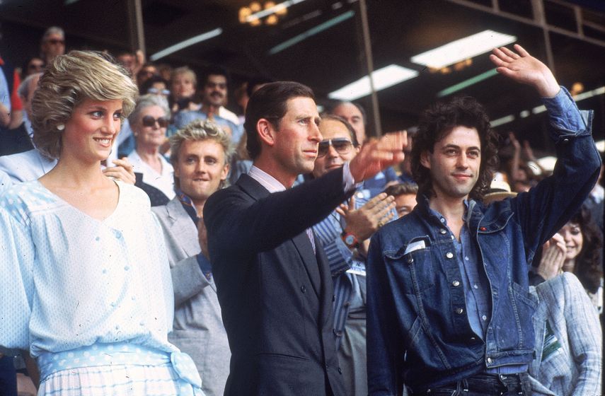 En esta foto del 13 de julio de 1985, la princesa Diana, a la izquierda, el príncipe Carlos y el organizador del evento, Bob Geldof, saludan al público en el Wembley Stadium de Londres durante el concierto benéfico Live Aid. La serie The Crown, inspirada en la realeza británica, es criticada en el Reino Unido.