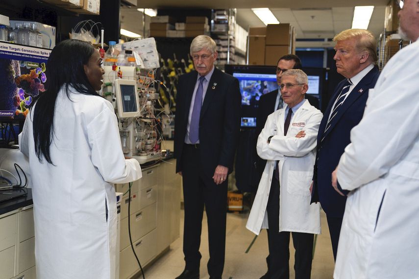 Investigadores hablan con el presidente Donald Trump sobre el desarrollo de una vacuna para el coronavirus, en los Institutos Nacionales de Salud, en Maryland, el 3 de marzo de 2020. 