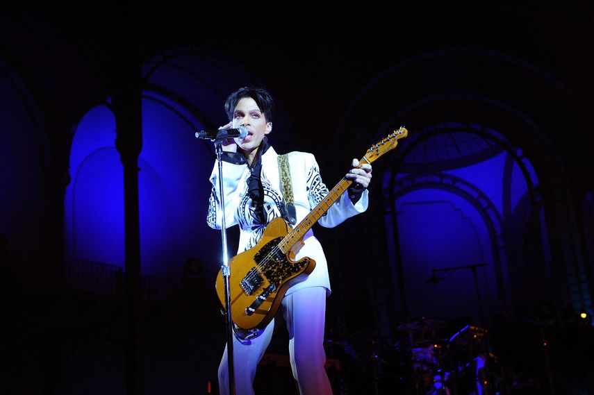 En esta foto de archivo tomada el 11 de octubre de 2009, el cantante estadounidense Prince se presenta en el Grand Palais de París. La herencia de Prince pronto se emitirá en 2021, un registro completo de la legendaria bóveda musical del artista, el primer álbum nunca antes escuchado lanzado desde la muerte del músico hace cinco años.