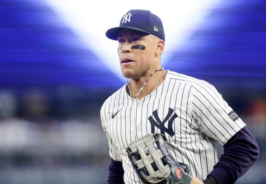 Aaron Judge #99 de los Yanquis de Nueva York corre hacia el dugout después de la segunda entrada contra los Medias Rojas de Boston en el Yankee Stadium el 8 de junio de 2025 en la ciudad de Nueva York.&nbsp;