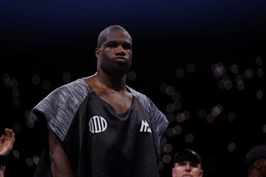 El boxeador británico Daniel Dubois camina hacia el ring previo a su combate contra el ucraniano Oleksandr Usyk, el 19 de julio de 2025.