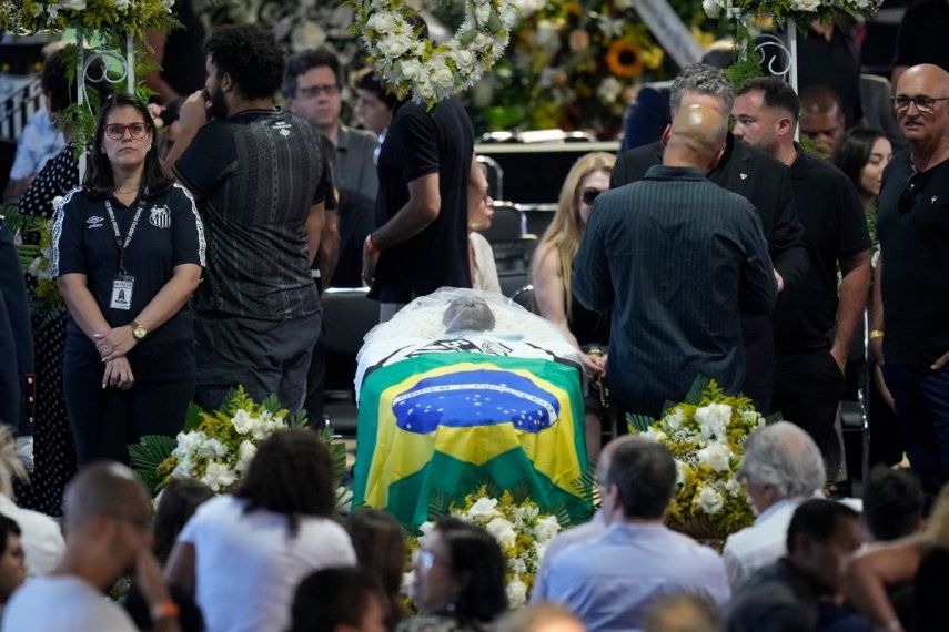 El féretro con los restos mortales de la fallecida leyenda del fútbol Pelé, durante la capilla ardiente sobre el césped del estadio Vila Belmiro, en Santos, Brasil, el 2 de enero de 2023.