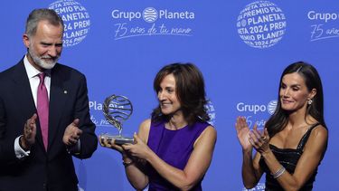 Ganadora del Premio Planeta de España 2024, la escritora española Paloma Sánchez Garnica celebra su premio por su novela Victoria con el rey Felipe VI y su esposa, la reina Letizia, durante la ceremonia de la 73ª edición del Premio Planeta en el Museo Nacional de Arte de Cataluña el 15 de octubre de 2024.