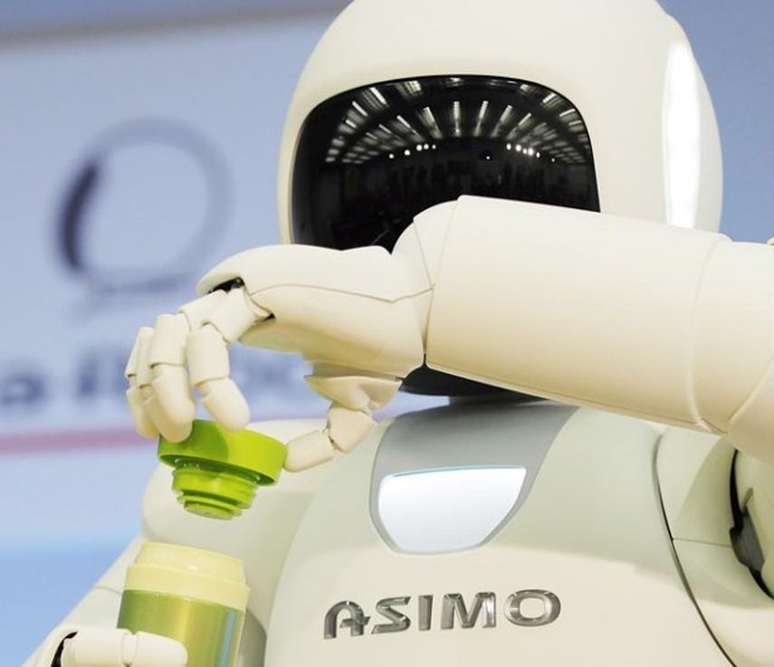 En la imagen robot japonés sirviendo un jugo. Foto AP