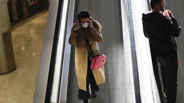 Una mujer con una mascarilla pasa por la estaci&oacute;n Centrale en Mil&aacute;n, Italia, el lunes 24 de febrero de 2020.&nbsp;