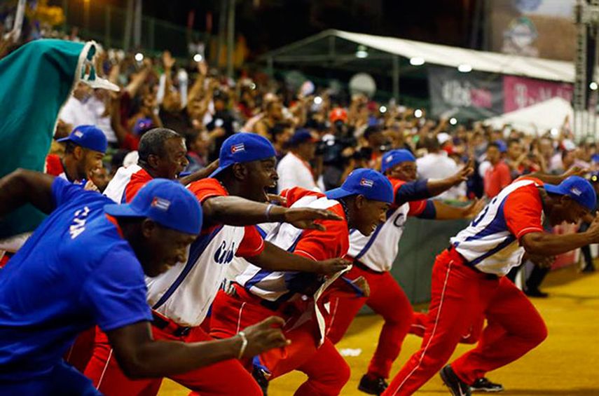 La alegría de los antillanos se hizo sentir en el estadio Hiram Bithorn de San Juan (EFE)
