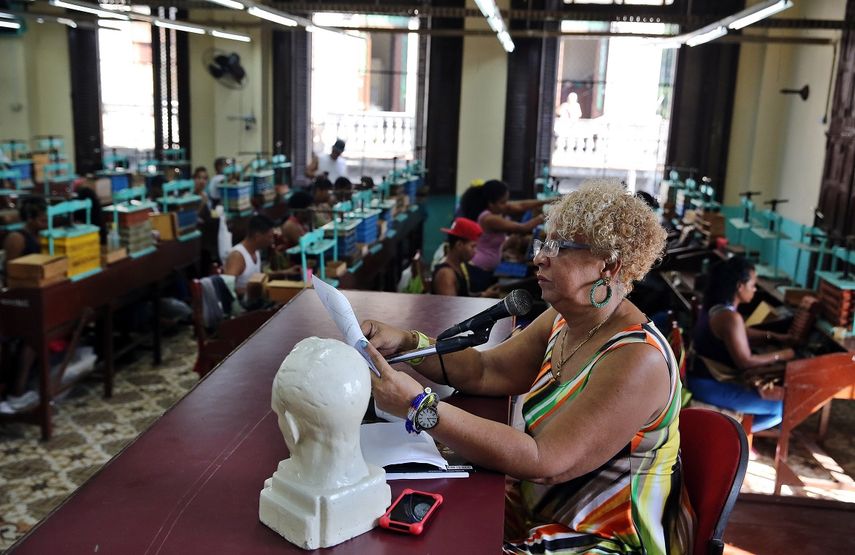 La tradición de la lectura en las salas de torcido se remonta al siglo XIX, cuando un español ideó la fórmula para que los tabaqueros, que entonces eran esclavos que realizaban jornadas maratonianas, aprendieran nuevas técnicas.