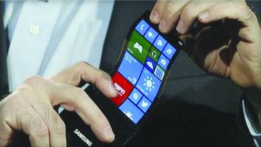 Prototipo del teléfono inteligente curvo de Samsung. (Gizmodo)