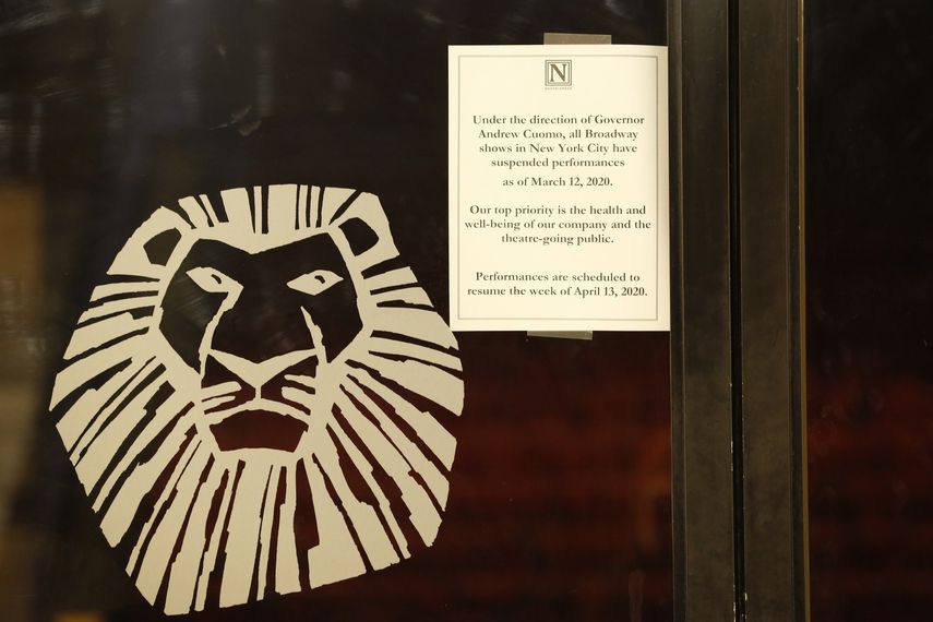 Un anuncio de la suspensi&oacute;n de todos los espect&aacute;culos de Broadway debido al coronavirus, pegado en la puerta del Minskoff Theatre donde The Lion King (El rey le&oacute;n) se hab&iacute;a estado presentando, el jueves 12 de marzo del 2020 en Nueva York.&nbsp;