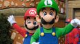 Mario y Luigi saludan a los invitados durante una vista previa de Super Nintendo World en Universal Studios en Los Ángeles, California, el 13 de enero de 2023. El primer parque temático de Nintendo se abrirá en California el próximo mes.