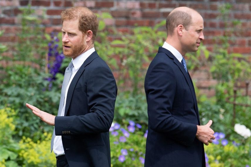En esta foto de archivo tomada el 1 de julio de 2021, el príncipe Harry de Gran Bretaña, duque de Sussex (izquierda) y el príncipe William&nbsp;en la inauguración de una estatua de su madre, la princesa Diana en The Sunken Garden en el Palacio de Kensington.