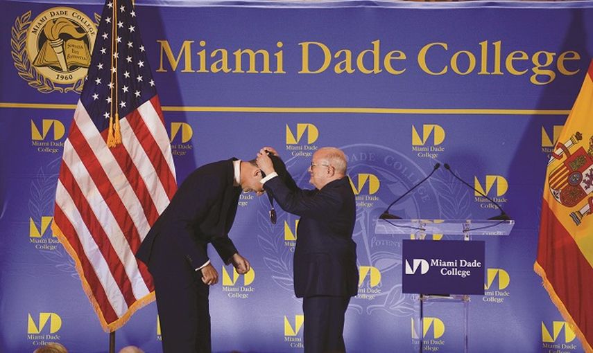Su alteza real, Felipe VI de España, es condecorado por el presidente de Miami dade College, Eduardo Padrón. 