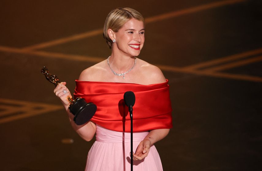 La actriz irlandesa Jessie Buckley recibe el premio a la Mejor Actriz Protagonista por Hamnet en el escenario durante la 98.ª edición de los Premios de la Academia en el Dolby Theatre de Hollywood, California, el 15 de marzo de 2026.