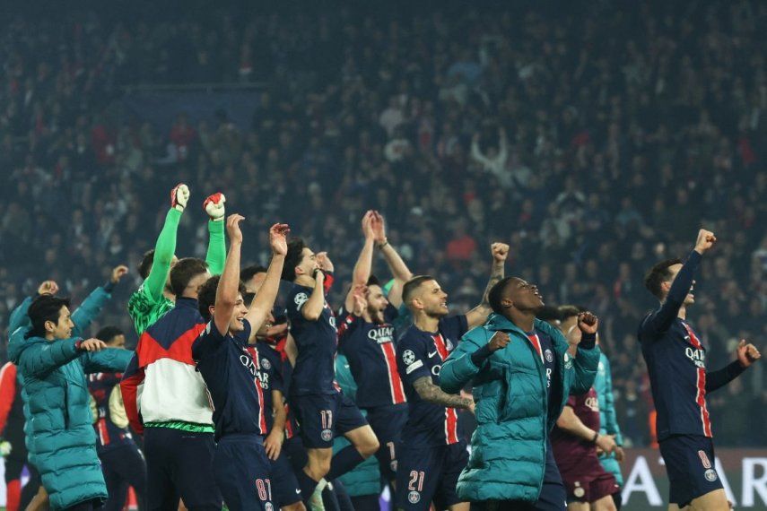 Jugadores del PSG celebran luego de obtener la victoria ante el Arsenal y clasificar a la final de la Champions League, el 7 de mayo de 2025.