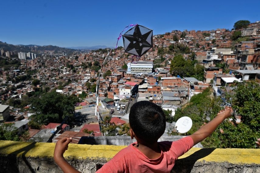 Un niño vuela una cometa durante la conmemoración del 400 aniversario del barrio Petare de Caracas, el 17 de febrero de 2021. Se volaron 400 cometas durante un evento organizado por la fundación “Alimenta la Solidaridad”.