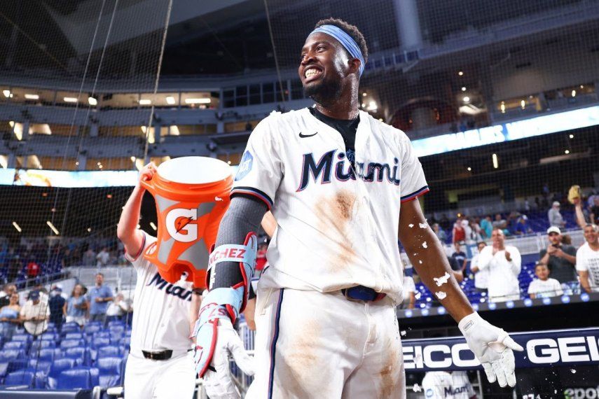 El dominicano Jesús Sánchez, de los Marlins de Miami, recibe un baño de agua de parte de sus compañeros tras dejar en el terreno a los Cachorros de Chicago, el 19 de mayo de 2025.