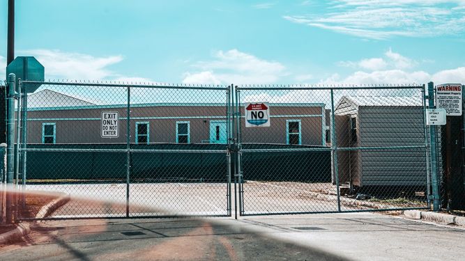 Fotografía sin fecha cedida por Harry Castiblanco de una vista lateral del refugio de menores en Homestead, Florida.