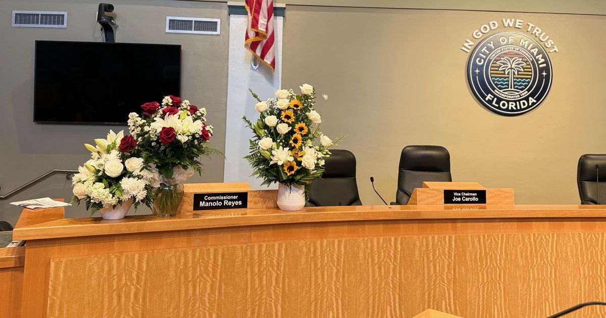 Miami rinde homenaje póstumo al comisionado Manolo Reyes con funeral público y misa conmemorativa